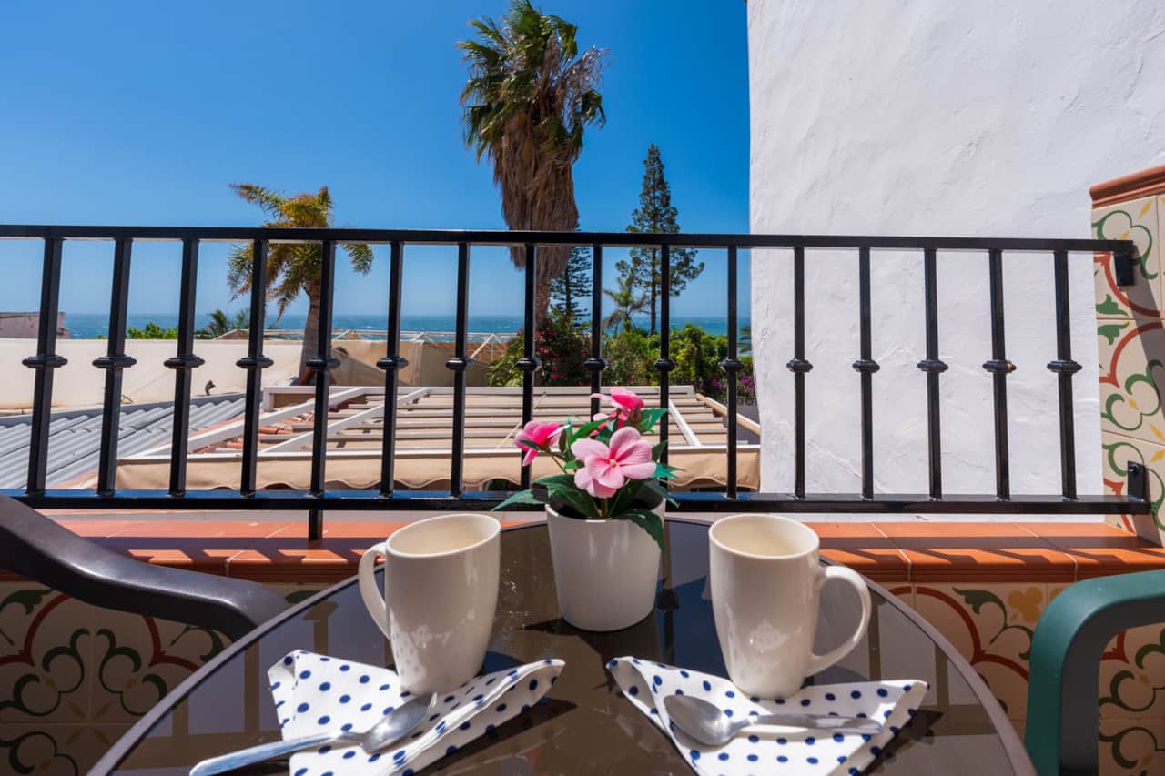 Frukost med medelhavsutsikt i en semesterlägenhet i Nerja