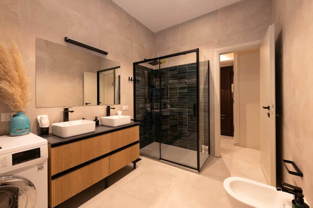 Bagno moderno a Civitavecchia con ampia doccia: comfort e igiene per il tuo gruppo di 8 ospiti.