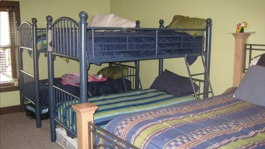 4th bedroom 1 Queen & 4 twins