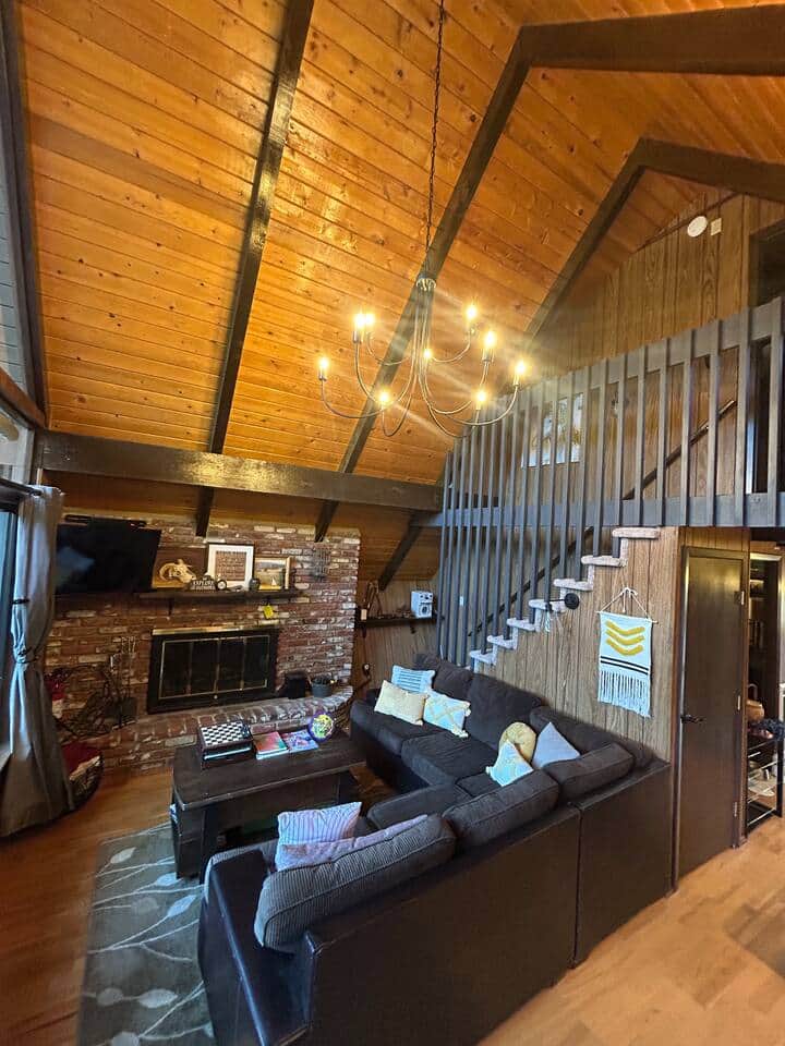 -Soaring 2-story ceiling
-Plush sectional
-TV with Apple TV (log-on to your accounts)
-Wood-burning fireplace with blower. You can buy wood locally.
-Coffee table lifts to dining height -Soaring 2-story ceiling
-Plush sectional
-TV with Apple TV (log-on to your accounts)
-Wood-burning fireplace with blower. You can buy wood locally.
-Coffee table lifts to dining height