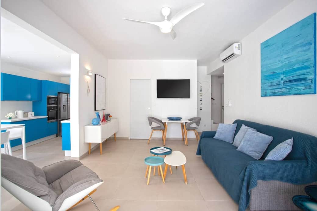 Living room with smart TV and French channels Tukan 