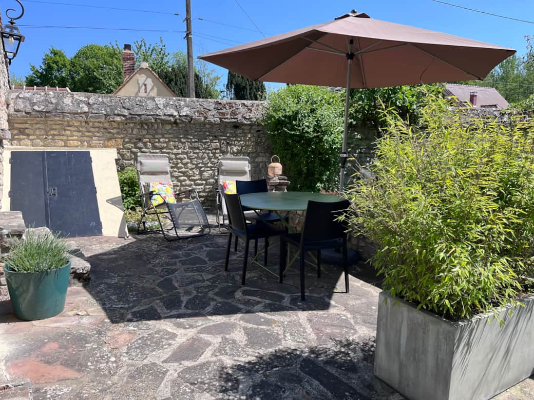 Terrasse privée avec parasol