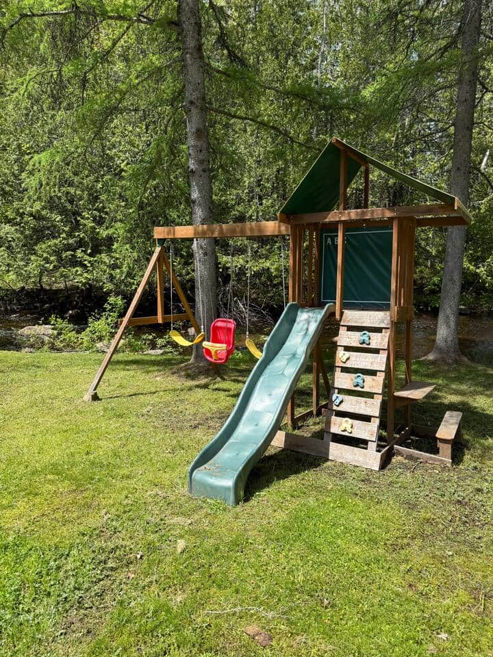 Module de jeux avec glissade et balançoires pour les enfants