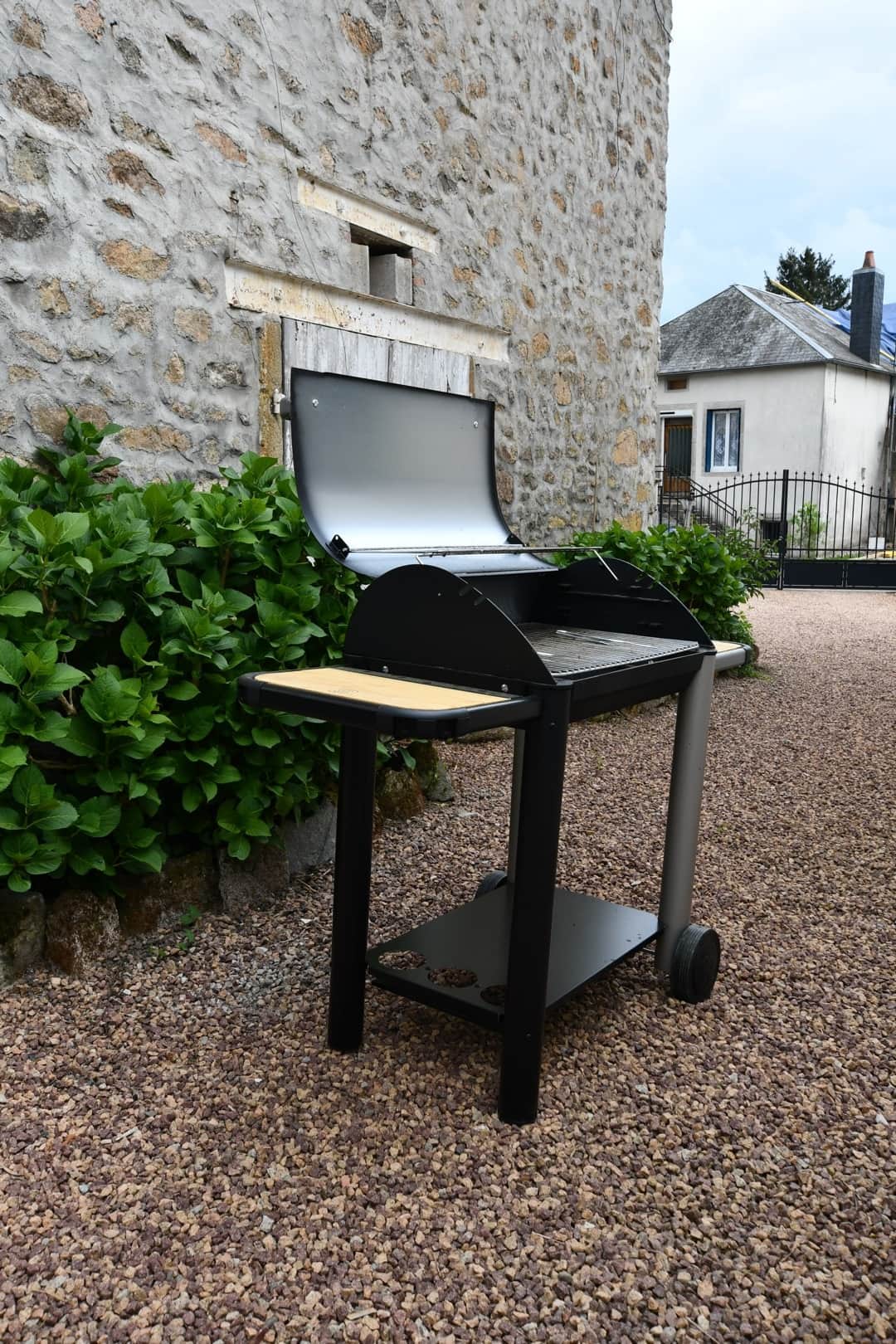 Convivialité garantie : espace barbecue avec vue dégagée sur le jardin et la nature.