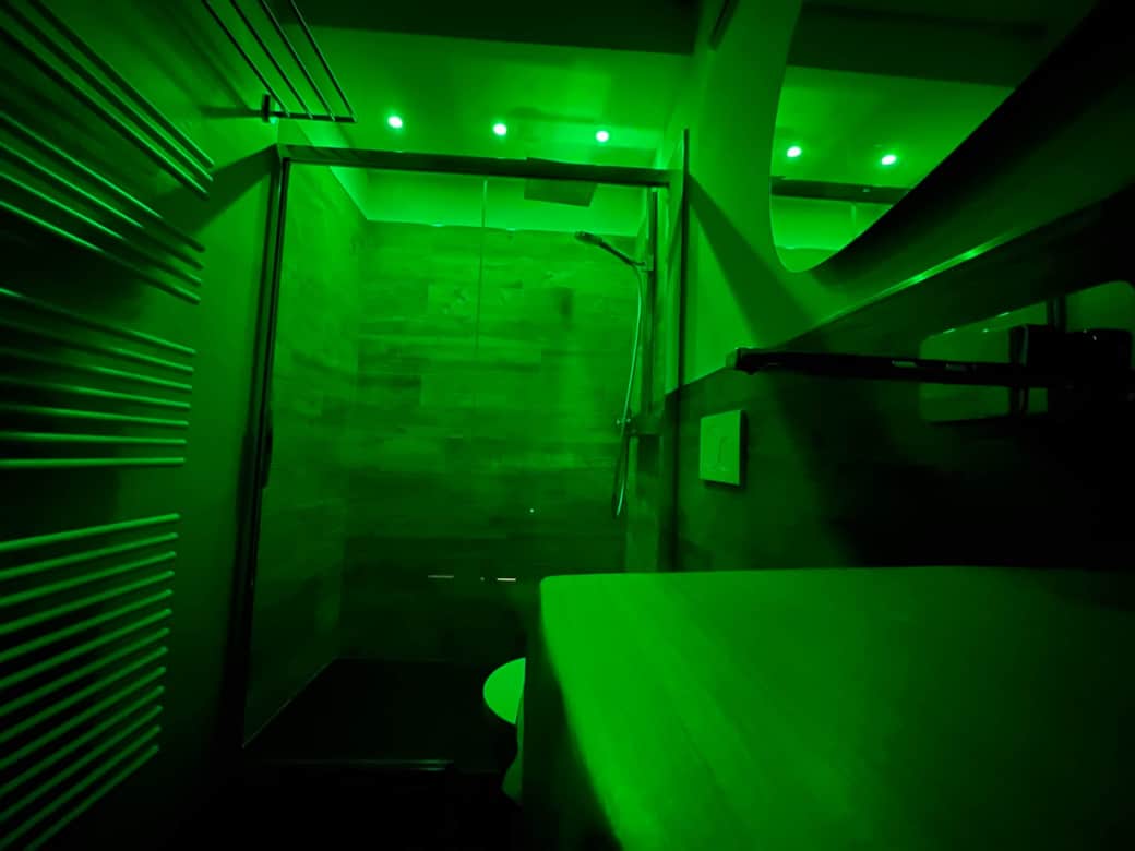 Bagno con doccia cromatica