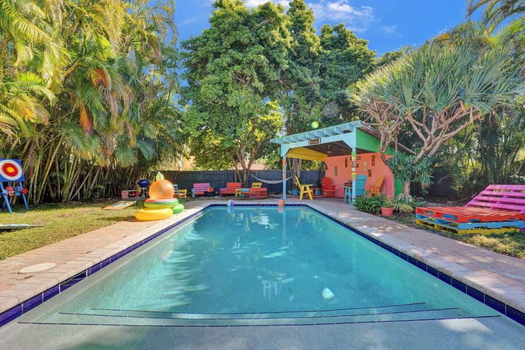 ☀️ Tropical Pool Escape – Lounge under the palms, splash in the pool, and unwind in your private tiki bar with a drink in hand. This is your own slice of paradise.