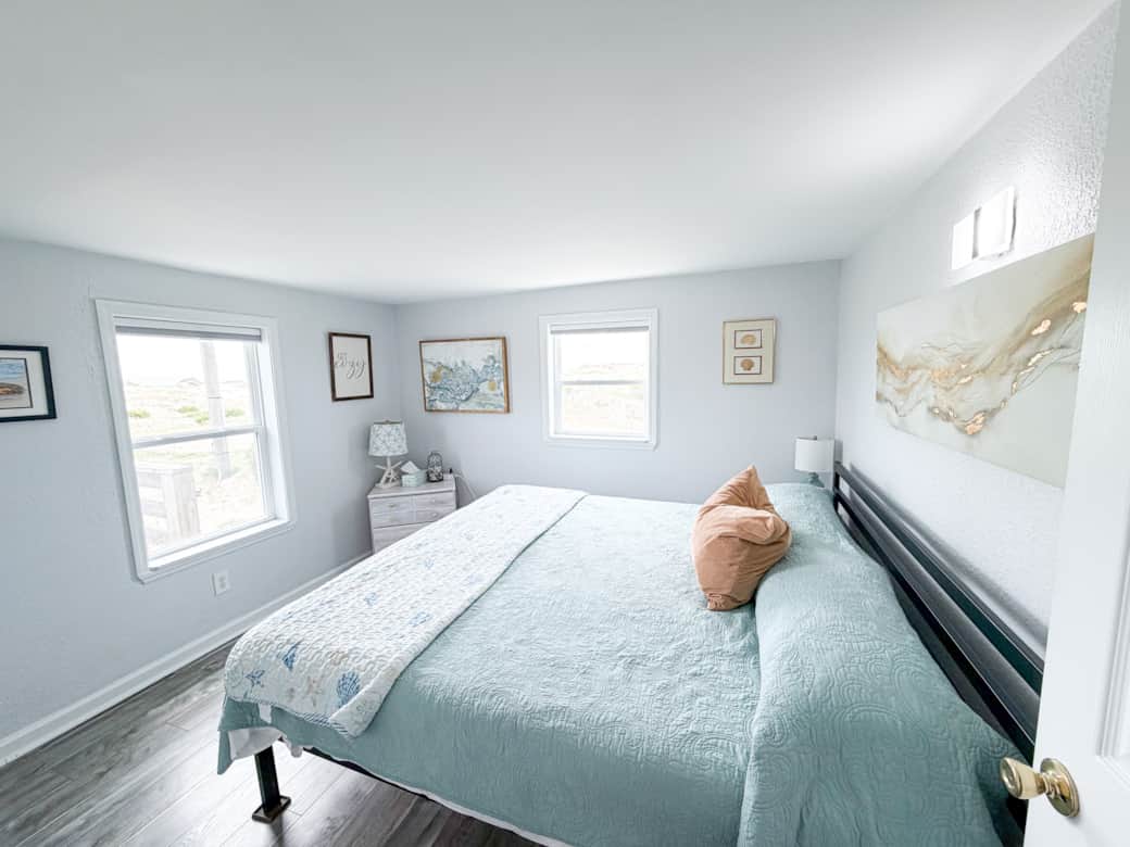 Second bedroom with king size bed. 