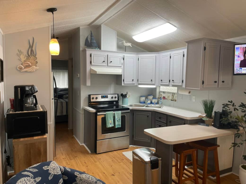 Updated modern kitchen and bar area, for a quiet dinner and a movie after a day of sunbathing. Updated modern kitchen and bar area, for a quiet dinner and a movie after a day of sunbathing.
