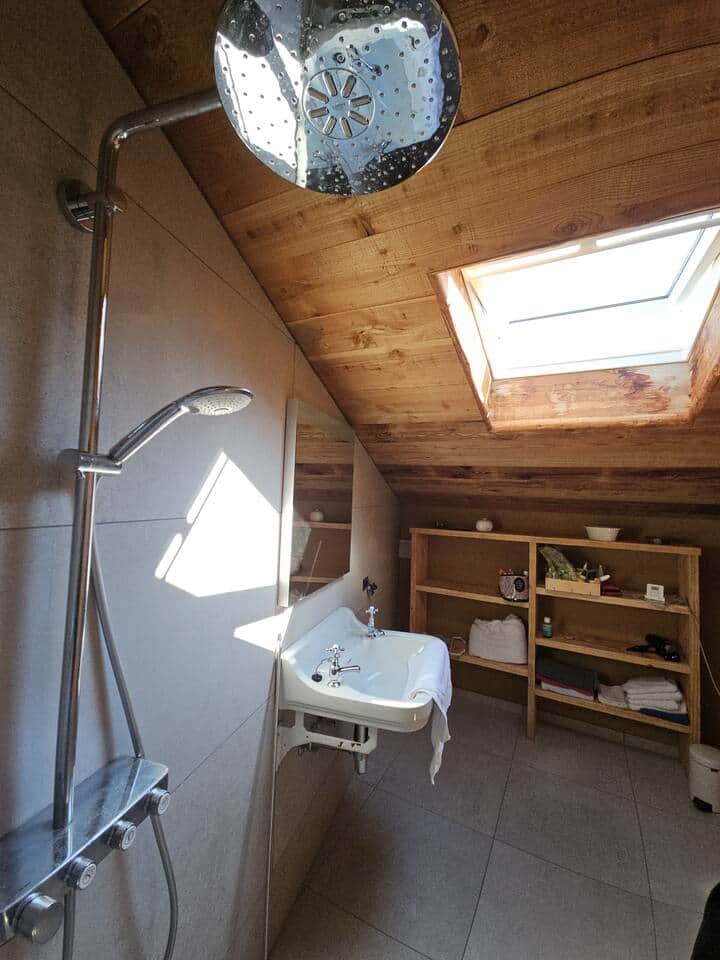 Douche: colonne de douche de pluie, ancien évier , miroir chauffant et étagère en bois massif