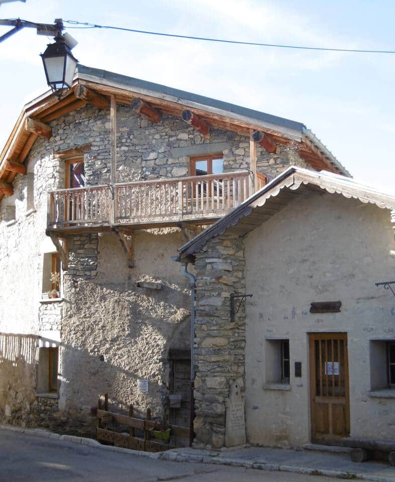 La maison accoudée à la chapelle St Roch La maison accoudée à la chapelle St Roch