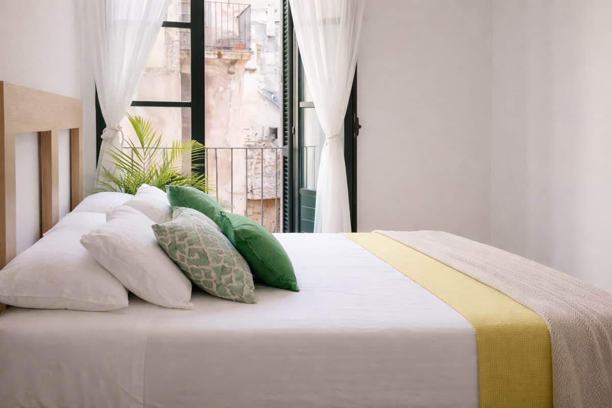 Dormitorio luminoso con salida al balcón, perfecto para descansar con tranquilidad