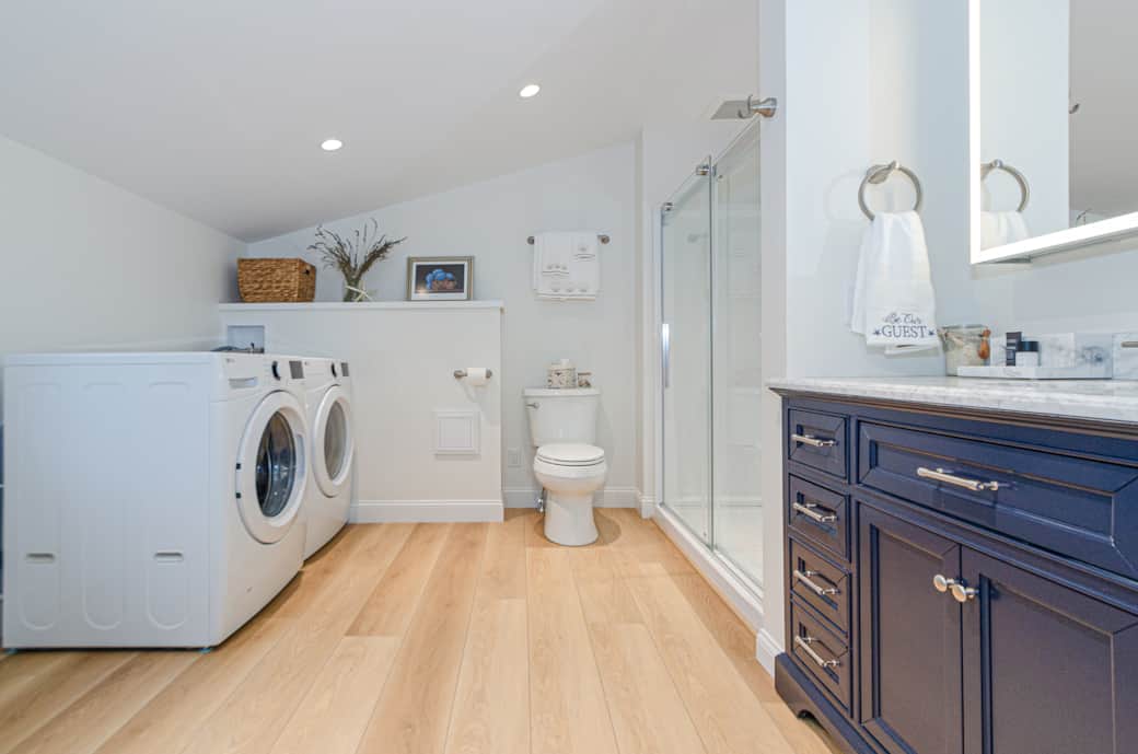 En Suite Bathroom & Laundry