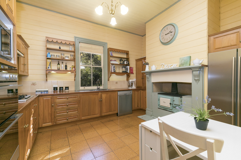 Full kitchen with oven, dishwasher