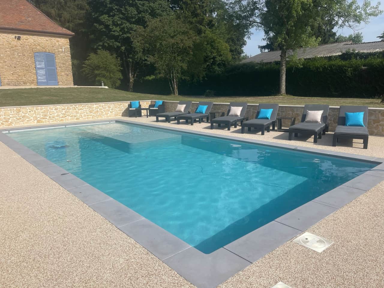 Privatpool mit Sonnenliegen und sonniger Terrasse nahe Monpazier
