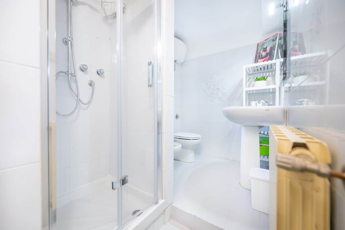 Bagno dal design pulito, completo di tutte le comodità!