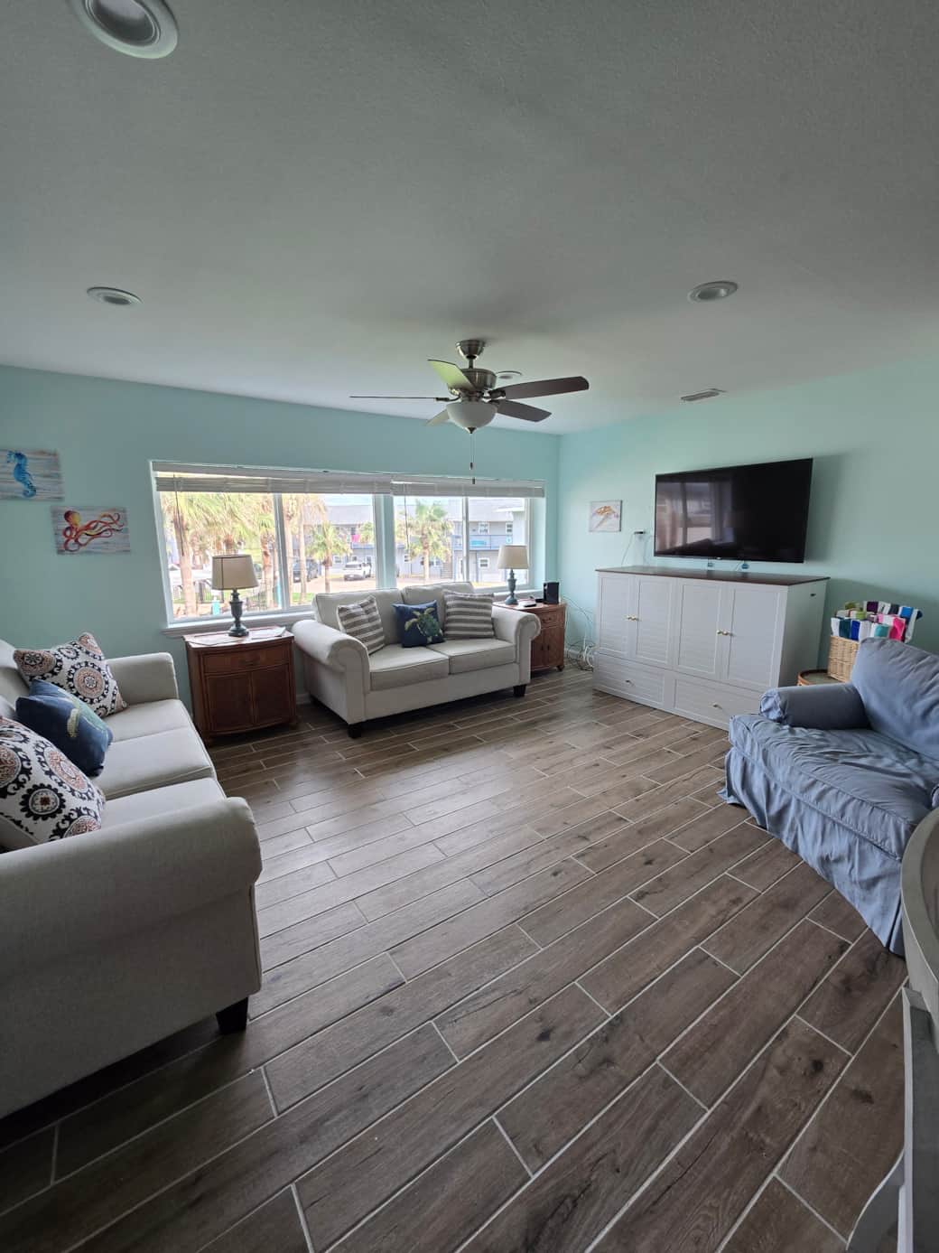Living room with smart tv, and beach towels Living room with smart tv, and beach towels