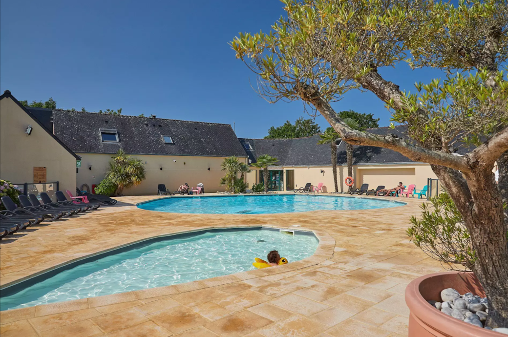 Solarium et bassin pour les petits