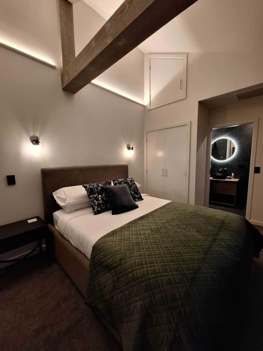 Ensuited Bedroom (Queen Bed)
