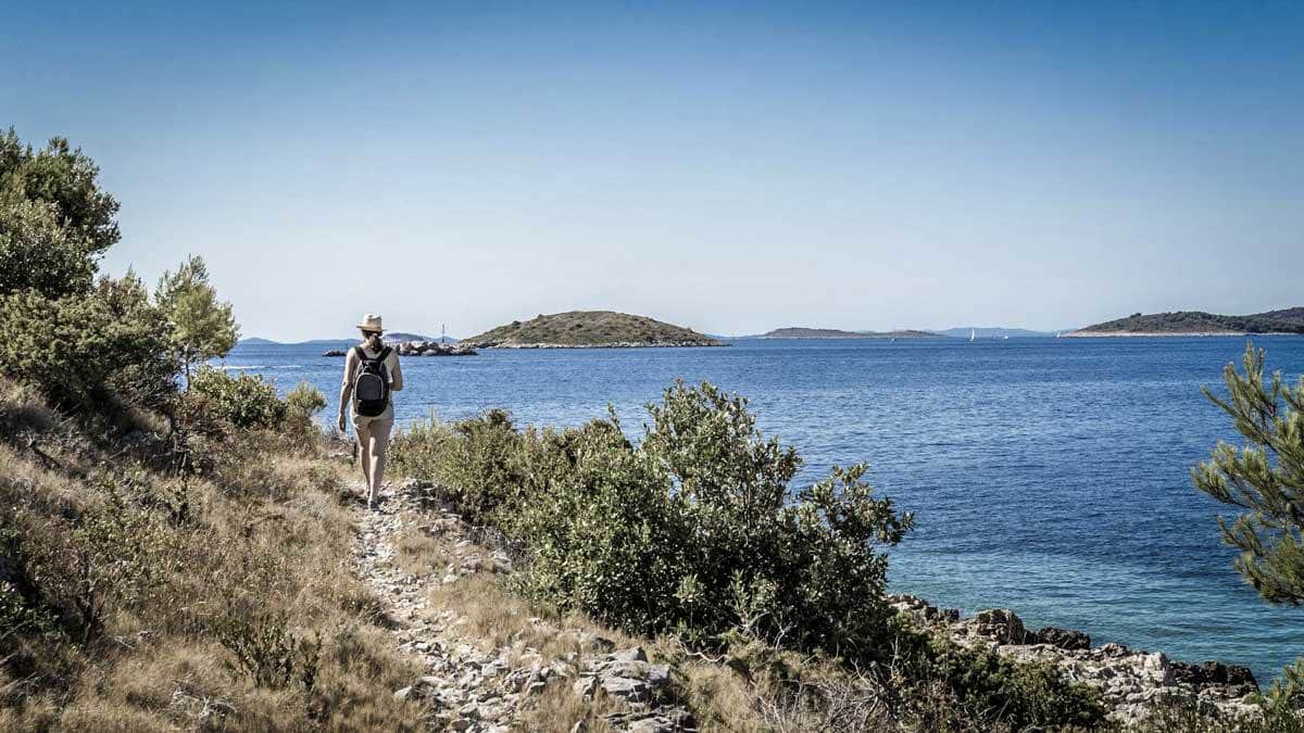 Wanderwege bei Primošten entlang von Weinbergen und Küste