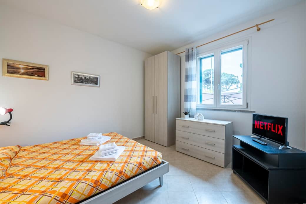 Vacanze in famiglia? Camera matrimoniale con letto Queen Size e possibilità di aggiungere una culla. TV in camera.Climatizzazione perfetta contro il caldo estivo. Scegli il comfort di una camera fresca e pronta ad accogliere i tuoi piccoli. Vacanze in famiglia? Camera matrimoniale con letto Queen Size e possibilità di aggiungere una culla. TV in camera.Climatizzazione perfetta contro il caldo estivo. Scegli il comfort di una camera fresca e pronta ad accogliere i tuoi piccoli.