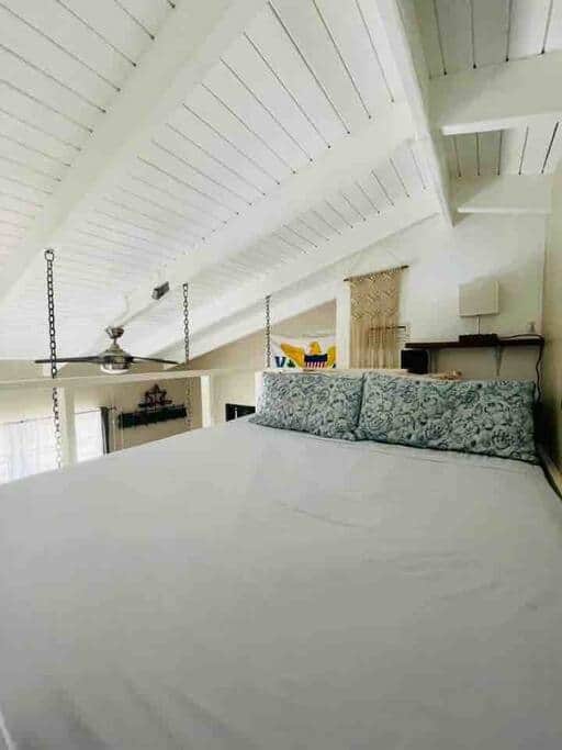 Salty Loft 1 King Loft Bed Apartment in East End