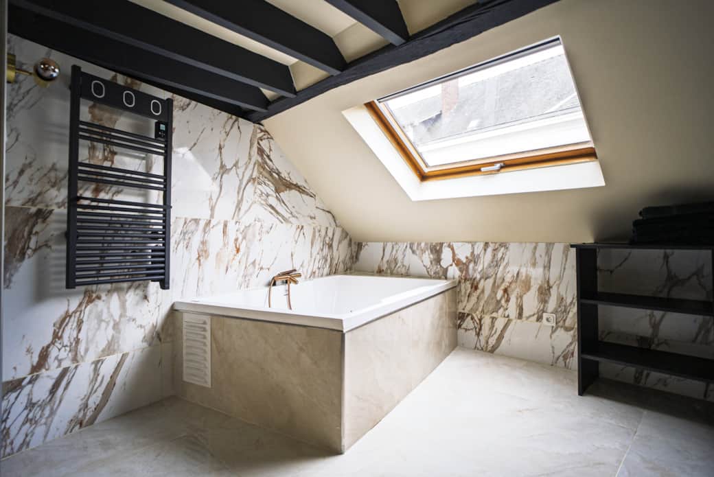 Un bain balnéo au cœur d’un espace chic et minimaliste pour un pur moment de détente.