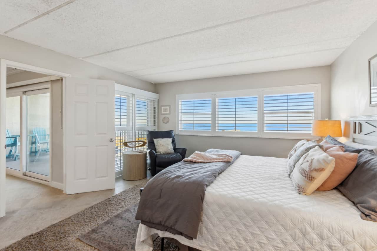440 Oceanfront Master Bedroom with Balcony Access