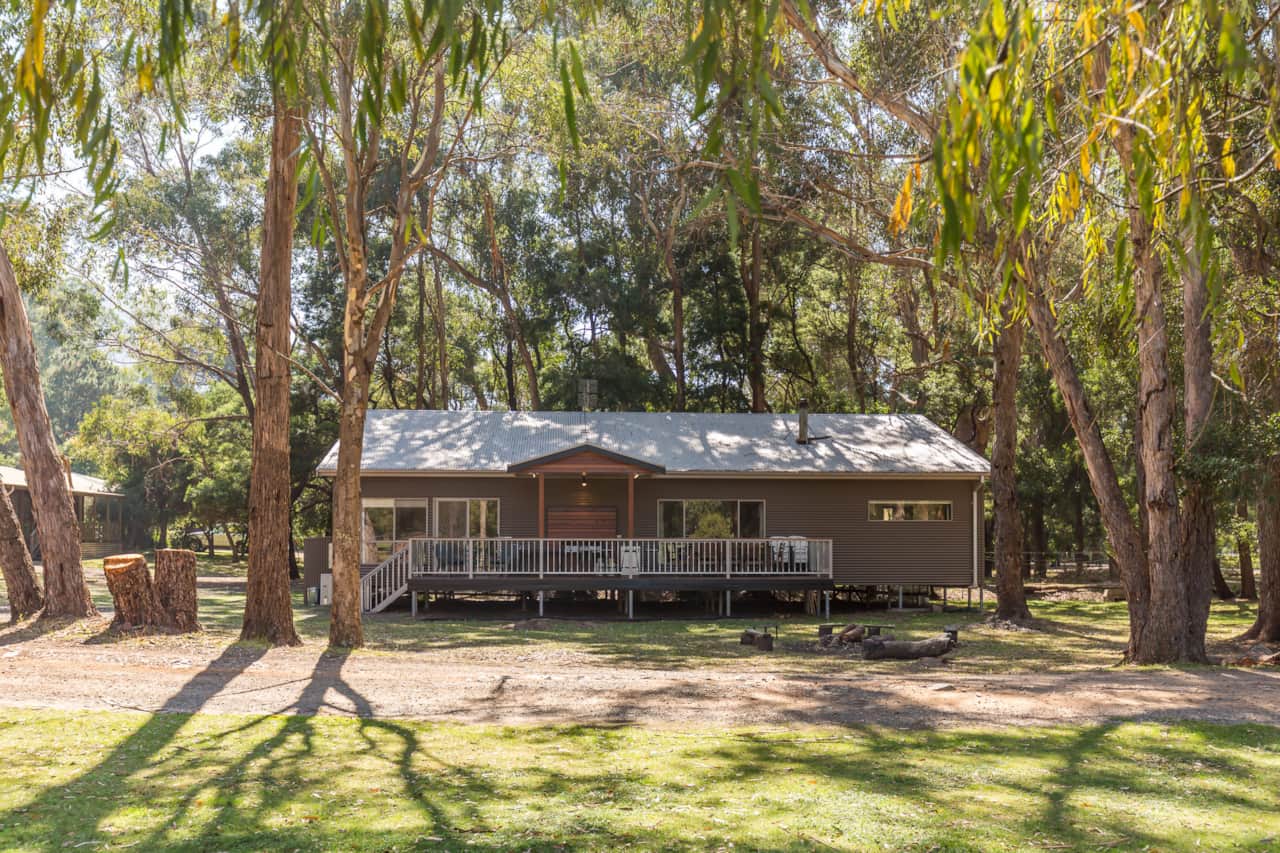 Charming 4-bedroom house with wood fire & outdoor firepit for ultimate comfort and relaxation.