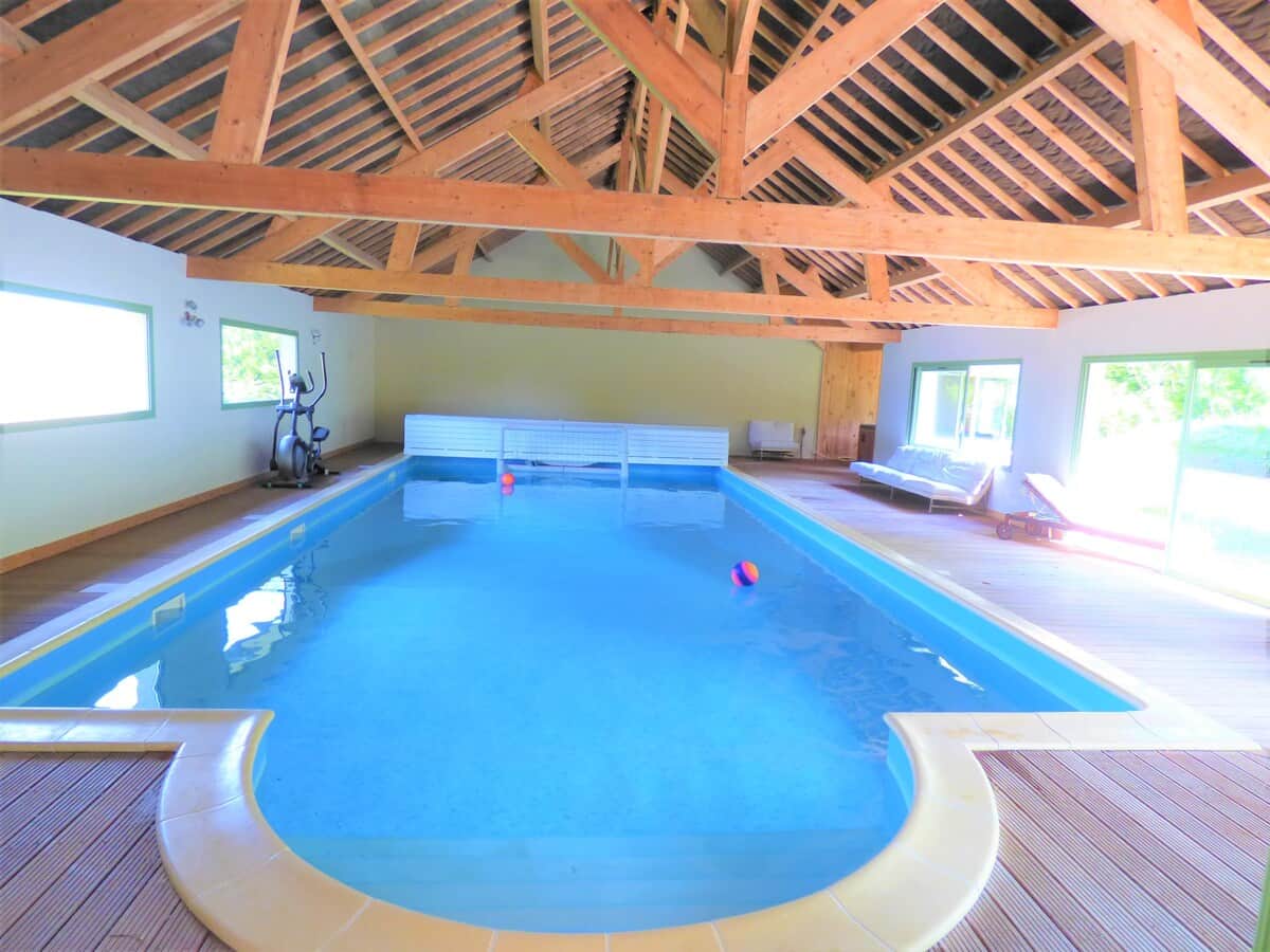 Pool house 295m2 avec piscine intérieur chauffée à 39C même l hiver. 
Jacuzy (Jacuzy non garantie encore). Bar/kitchenette, douche et wc.