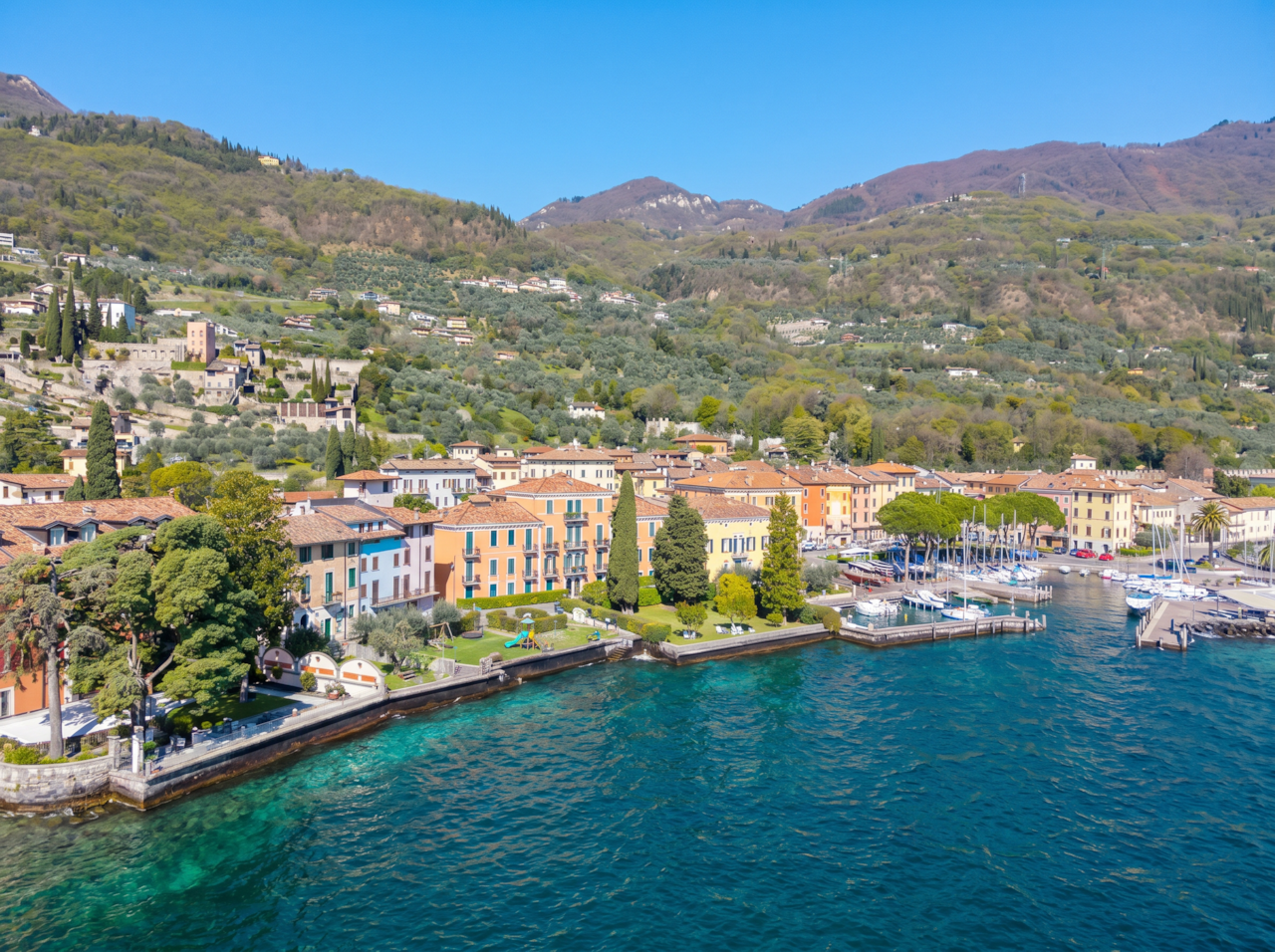 Eine Luftaufnahme des Palastes und der Seepromenade von Bogliaco