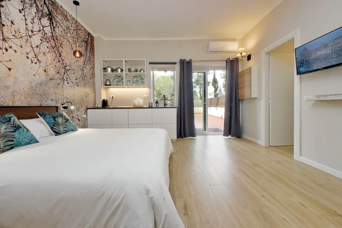 Zona notte con letto matrimoniale e aria condizionata.