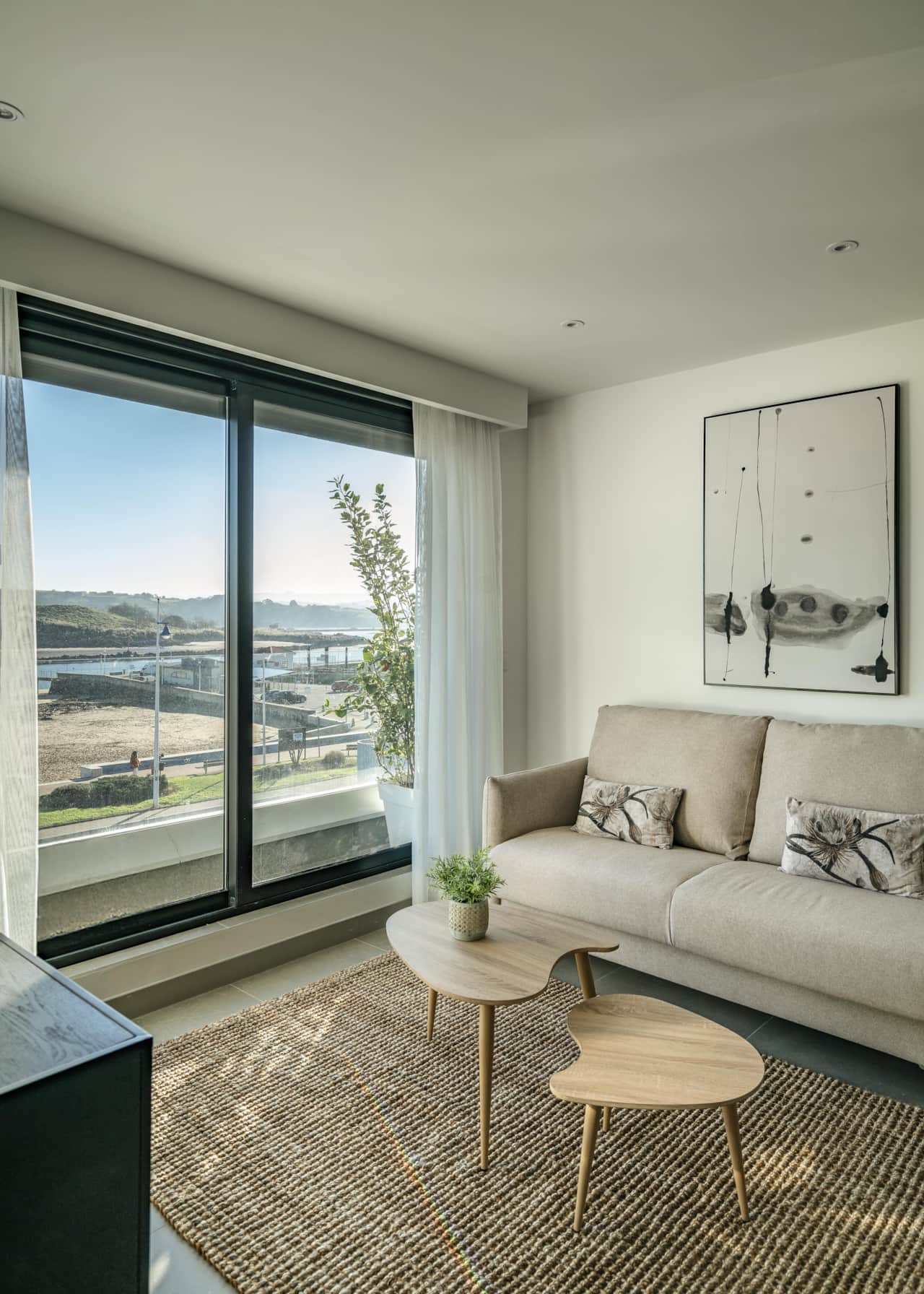 Detalle del sofá cama del salón con acceso a la terraza 
