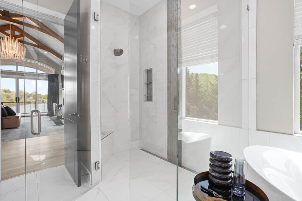 Main Suite Bath - Platinum Pier