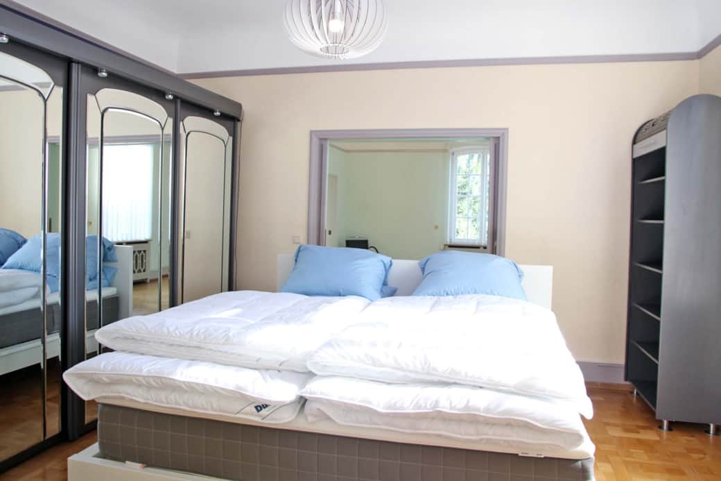 Ihr Schlafzimmer mit gemütlichem Boxspringbett. Bettwäsche ist vorhanden Ihr Schlafzimmer mit gemütlichem Boxspringbett. Bettwäsche ist vorhanden