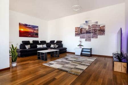 Spaziosa Zona Living con ampio divano letto e attrezzature multimediali.