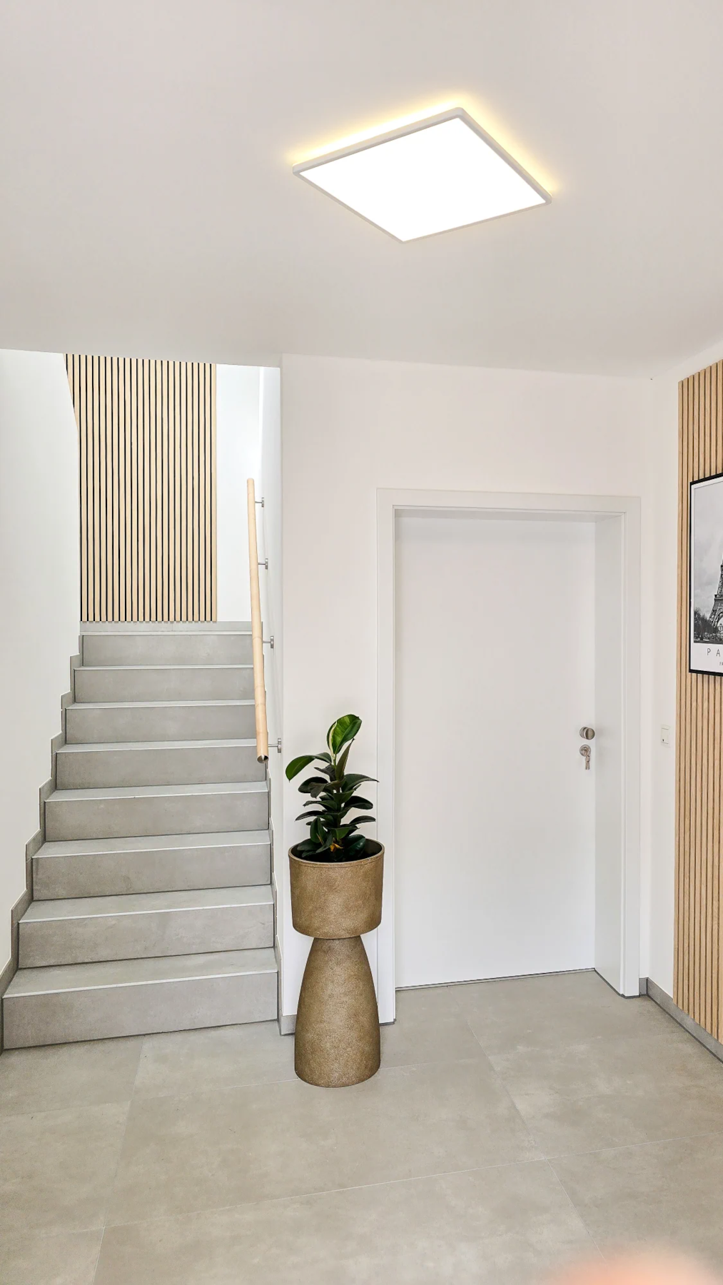 frensdorf-apartments-gebaeudeeingang-flur-treppenaufgang.png