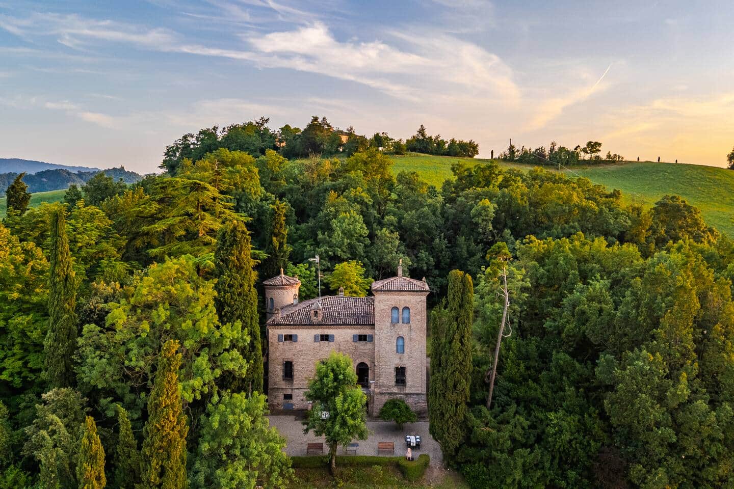 Rocchetta Cionini vista dall'alto al tramonto, sulle colline sopra Maranello