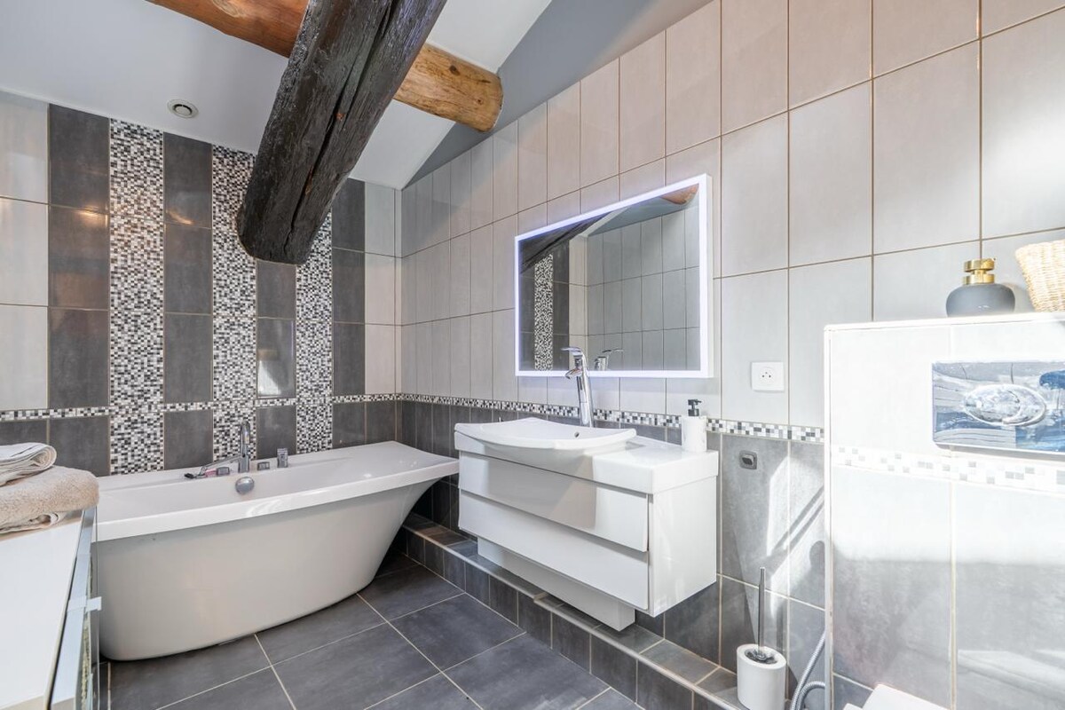 Provençal farmhouse & padel court swimming pool AC