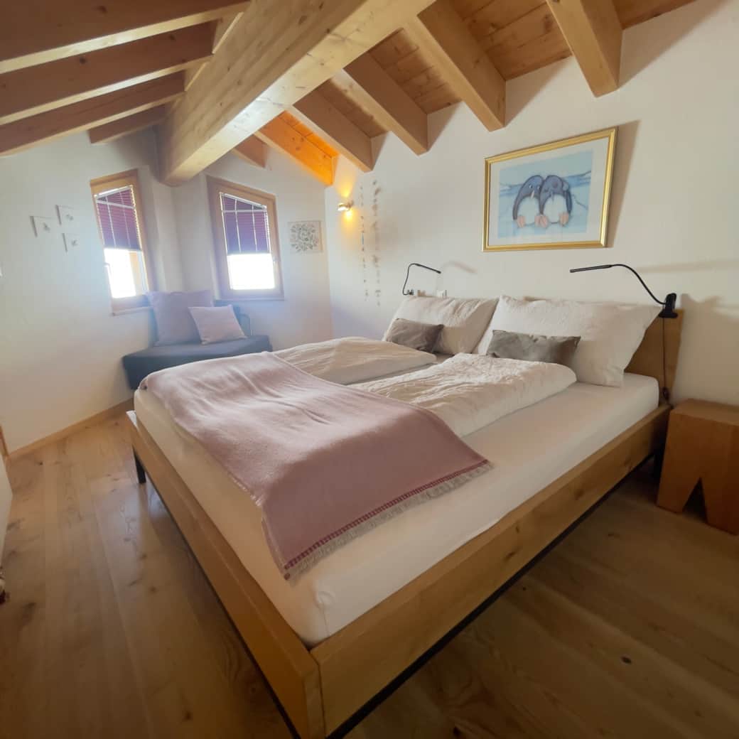 Schlafzimmer mit Doppelbett und Bettsofa