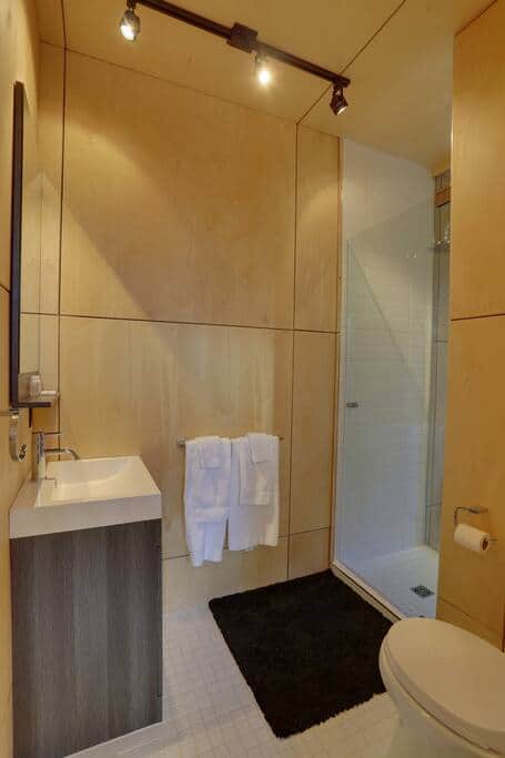 Salle de bain, douche vitré donnant vue dans la chambre des maîtres.