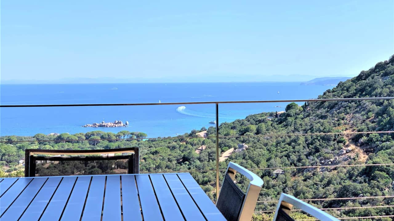Terrasse de la maison avec 2 chambres.