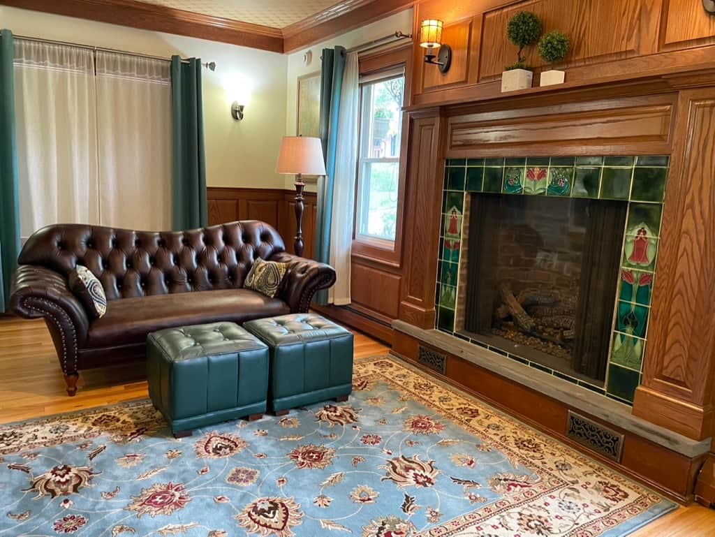 Sitting area, with fireplace