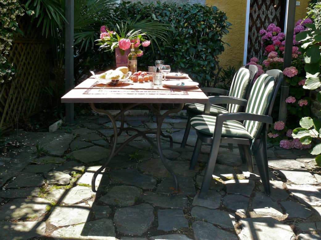 ... unter Kiwi-Pergola 