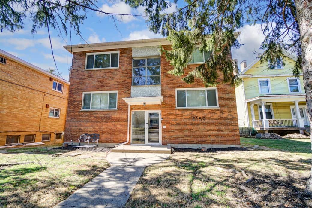 Located in Quiet Cincinnati neighborhood, Pleasant Ridge walking distance to entertainment.  Close to shops and hospitals 