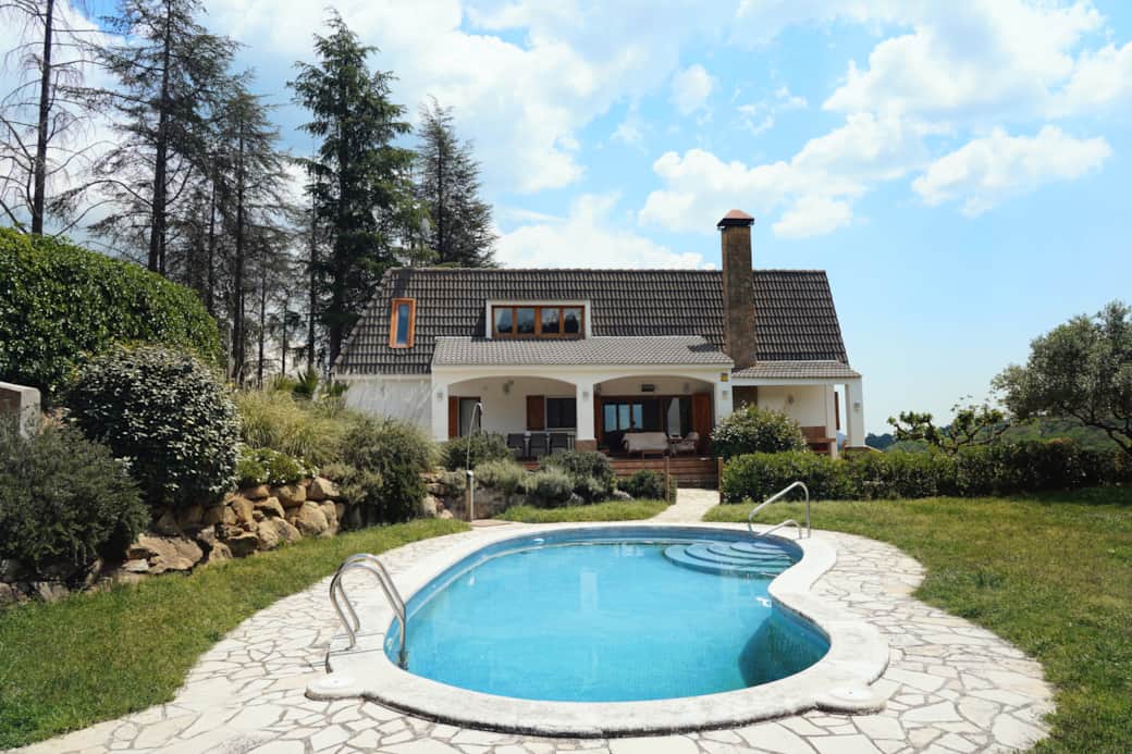 Piscina y jardín de la casa