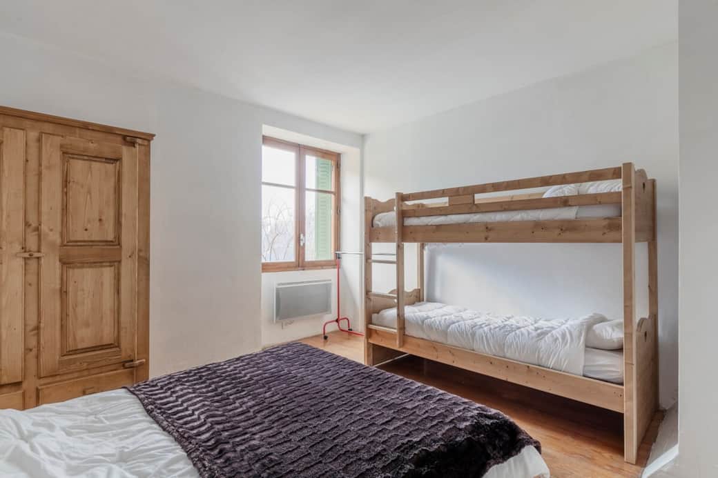 Chambre 2 à l'étage - 1 lit 2 places et 1 lit superposé 