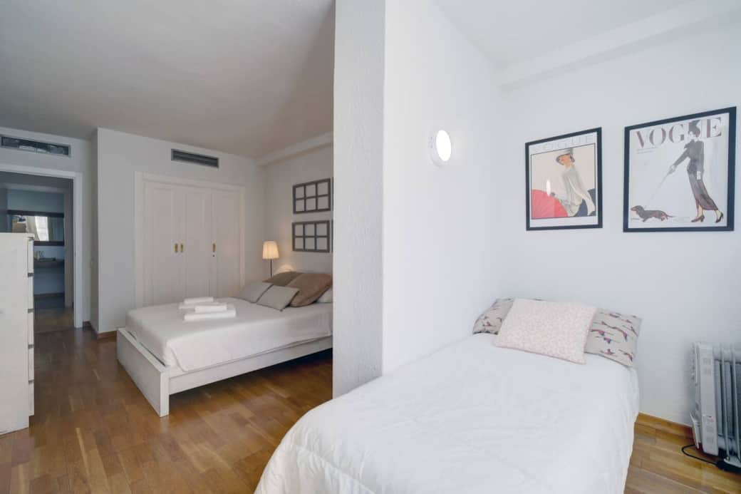 Aquí se puede apreciar una estancia contigua al dormitorio principal donde se pueden instalar hasta 2 camas individuales, ideal para los más pequeños.Tiene un ventanal con persiana, no hay ruidos porque da a una zona del interior de la urbanización. 