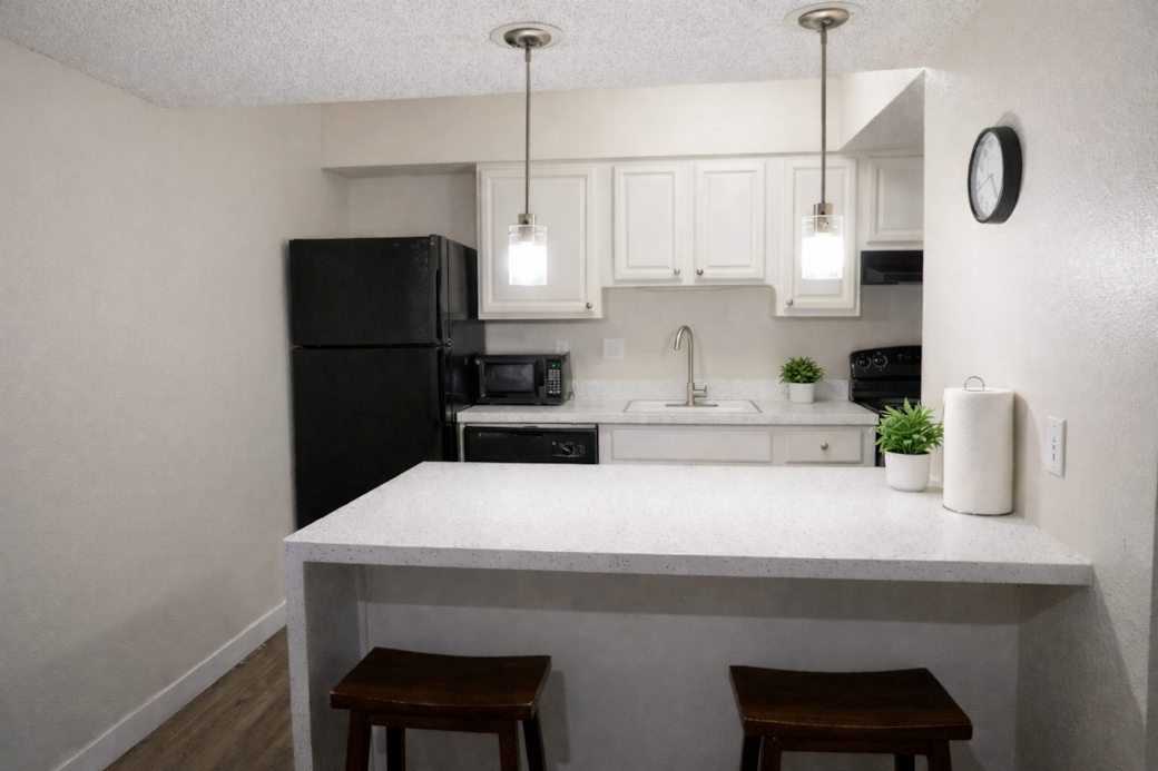 Small but fully equipped—everything you need to cook, dine, and feel right at home