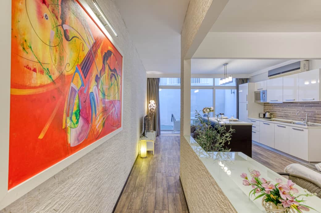 Bright open-plan studio with fully equipped kitchenette and dining space