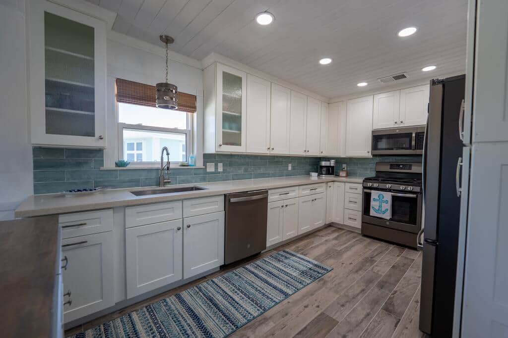 Well-equipped kitchen with gas stove, fridge with ice maker, dishwasher Well-equipped kitchen with gas stove, fridge with ice maker, dishwasher